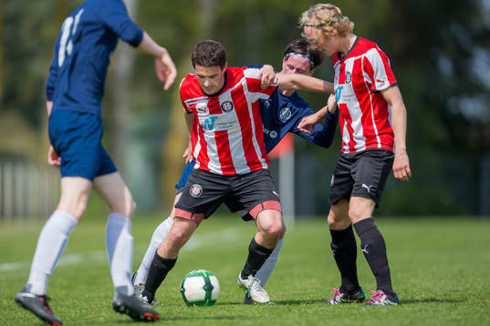 Höllvikens Tim Jörvall i duell om bollen
