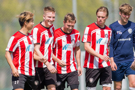 Höllvikens spelare jublar