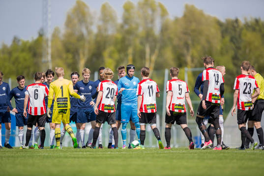Spelare hälsar på varandra