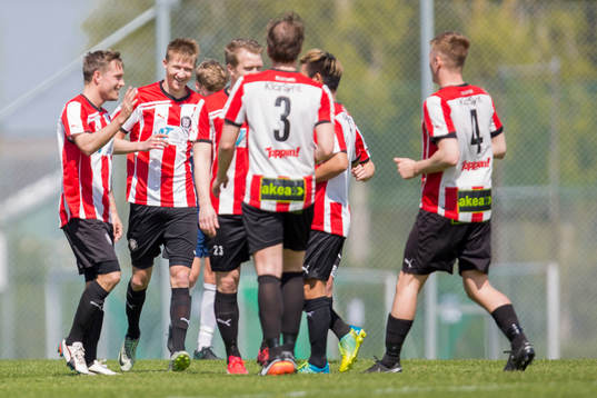 Höllvikens spelare jublar