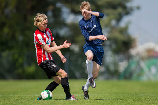 Höllvikens Jacob Radencrantz i duell om bollen