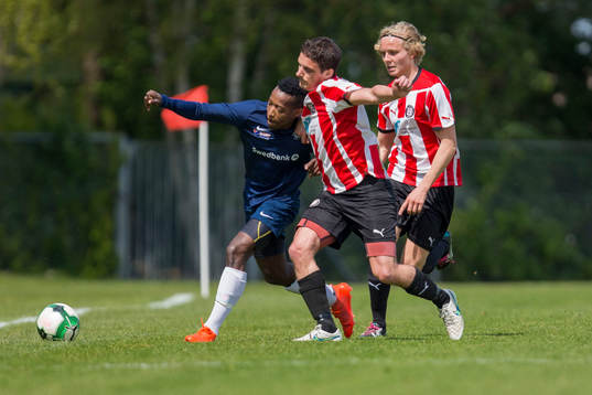 Nikes Mikias Yonas och Höllvikens Tim Jörvall