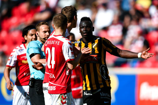 Häckens Alhassan Kamara och Kalmars Filip Sachpekidis