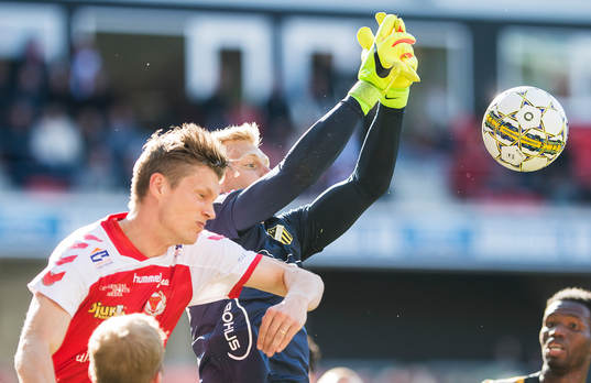 Kalmars Viktor Elm och Häckens målvakt Peter Abrahamsson
