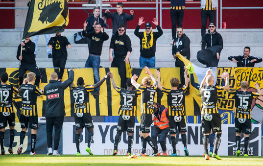 Häckenspelarna jublar med fansen