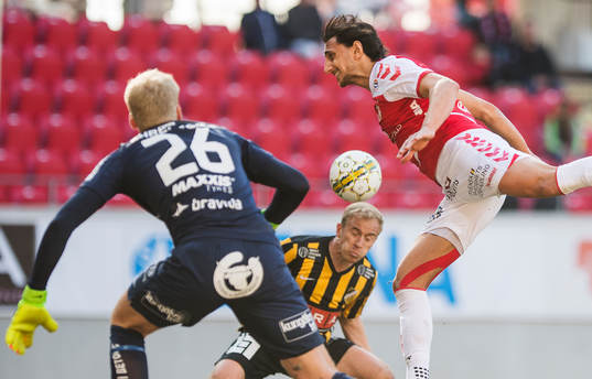 Kalmars Mahmoud Eid  och Häckens målvakt Peter Abrahamsson