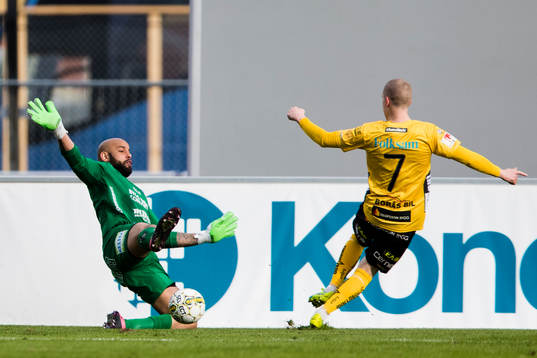 Sirius målvakt Joshua Wicks räddar ett skott från