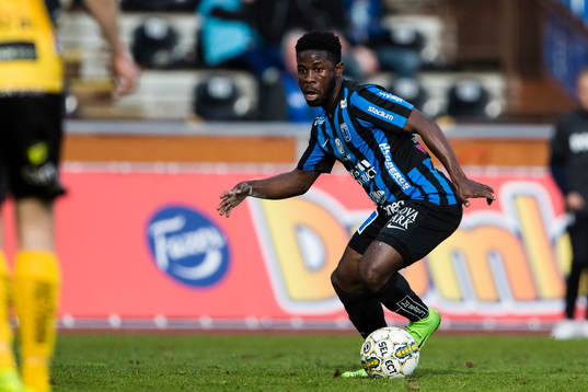 Sirius Kingsley Kofi Sarfo med bollen