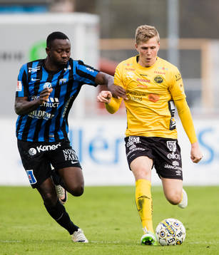 Sirius Moses Ogbu i kamp om bollen med Elfsborgs Joakim