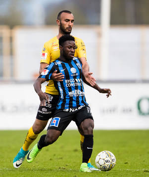 Elfsborgs Issam Jebali i kamp om bollen med Sirius Kingsley