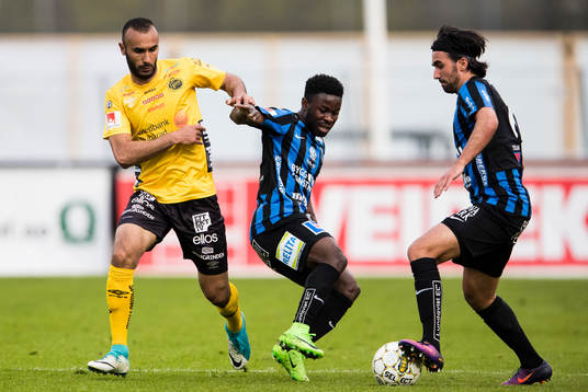 Elfsborgs Issam Jebali i kamp om bollen med Sirius Kingsley