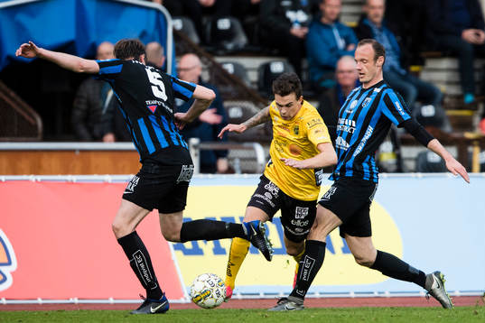 Elfsborgs Rasmus Rosenqvist i kamp om bollen med Sirius