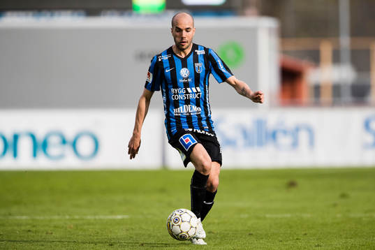 Sirius Karl Larson med bollen