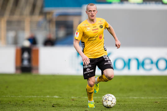 Elfsborgs Daniel Gustavsson med  bollen
