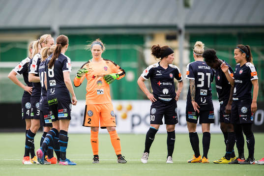 Rosengårds spelare med målvakt Erin Mcleod i mitten samlas