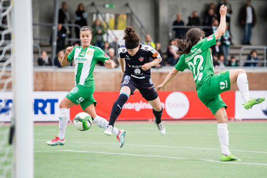 Rosengårds Ella Masar McLeod med en målchans som går