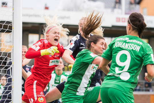 Hammarbys målvakt Emma Holmgren i en duell