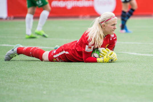 Hammarbys målvakt Emma Holmgren med  en räddning