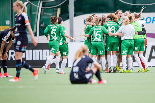 Hammarbys spelare jublar medan Rosengårds spelare deppar