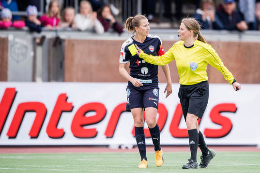 Rosengårds Emma Berglund protesterar mot domare Camilla