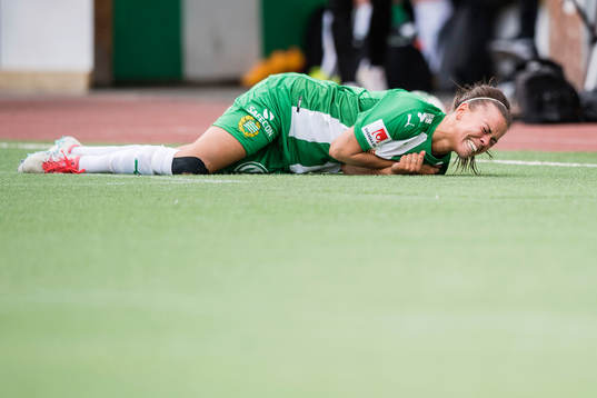 Hammarbys Amanda Johansson tas ut skadad