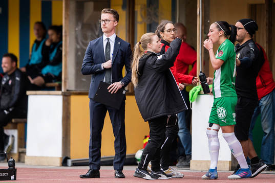 Hammarbys Olof Unogård medan Anna Oskarsson får vård