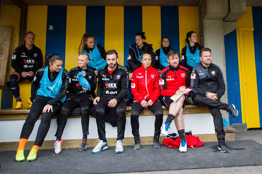 Rosengårds bänk med tränare Jack Majgaard Jensen