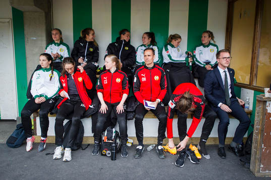 Hammarbys bänk med tränare Olof Unogård