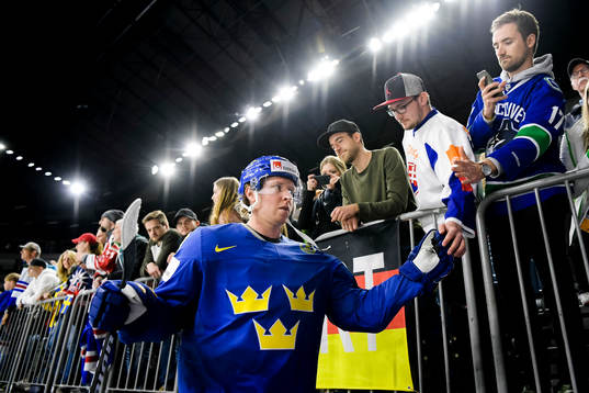 Sveriges Nicklas Bäckström lämnar isen