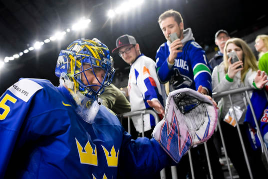 Sveriges målvakt Henrik Lundqvist lämnar isen