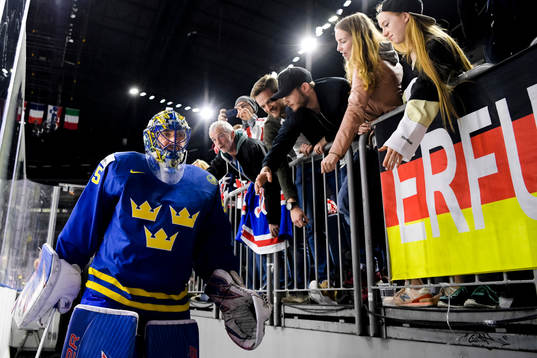 Sveriges målvakt Henrik Lundqvist lämnar isen