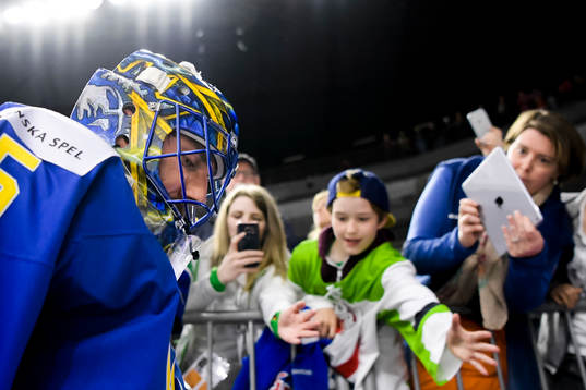 Sveriges målvakt Henrik Lundqvist lämnar isen