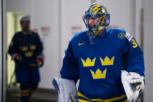 Sveriges målvakt Henrik Lundqvist på väg in till