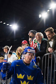 Sveriges Nicklas Bäckström lämnar uppvärmningen
