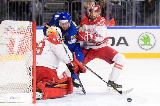 Sveriges Gabriel Landeskog oroar framför Danmarks målvakt