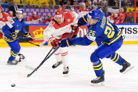 Sveriges Jonas Brodin provar skott