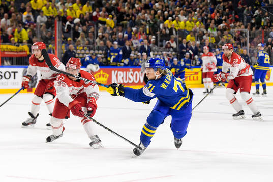 Sveriges William Karlsson provar skott