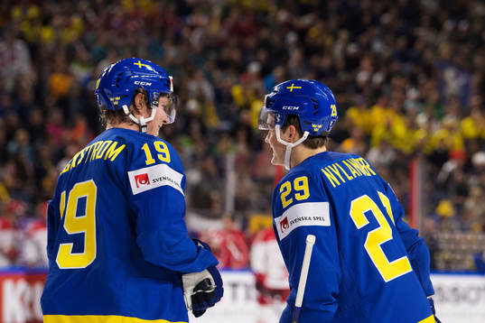 Sveriges Nicklas Bäckström och William Nylander skrattar