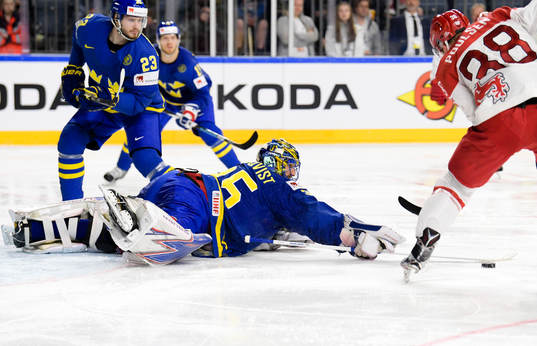 Sveriges Oliver Ekman Larsson och målvakt Henrik Lundqvist