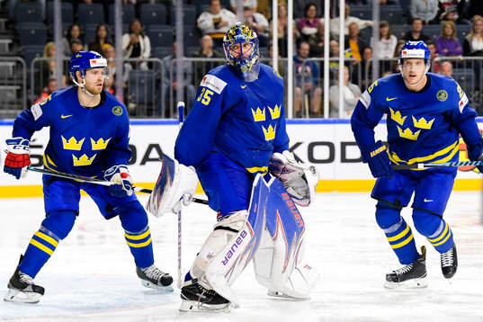 Sveriges Oscar Lindberg , målvakt Henrik Lundqvist och
