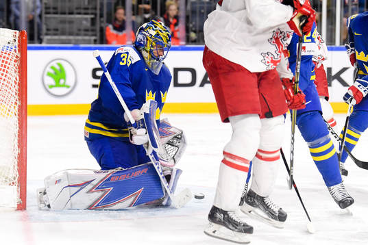 Sveriges målvakt Henrik Lundqvist räddar skott