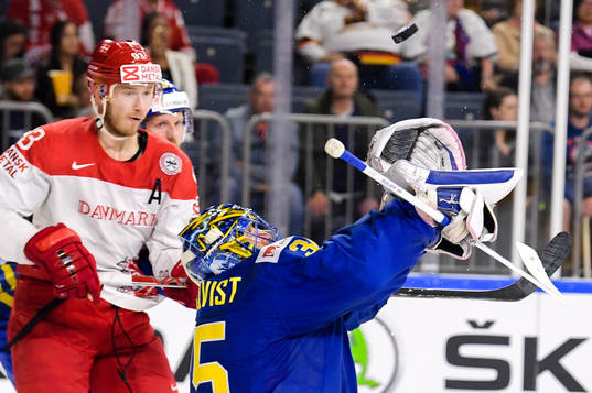Sveriges målvakt Henrik Lundqvist räddar skott framför