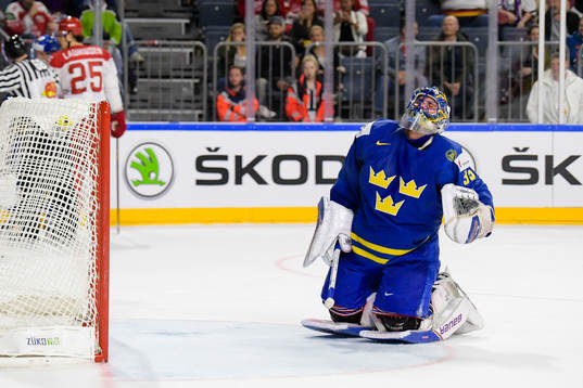 Sveriges målvakt Henrik Lundqvist har ont