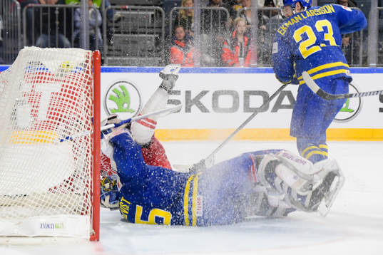 Danmarks Mikkel Aagaard kolliderar med Sveriges målvakt