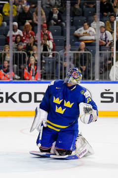 Sveriges målvakt Henrik Lundqvist har ont