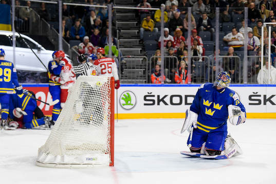 Sveriges målvakt Henrik Lundqvist har ont