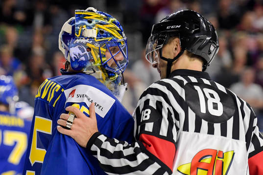 Sveriges målvakt Henrik Lundqvist i samtal med domaren
