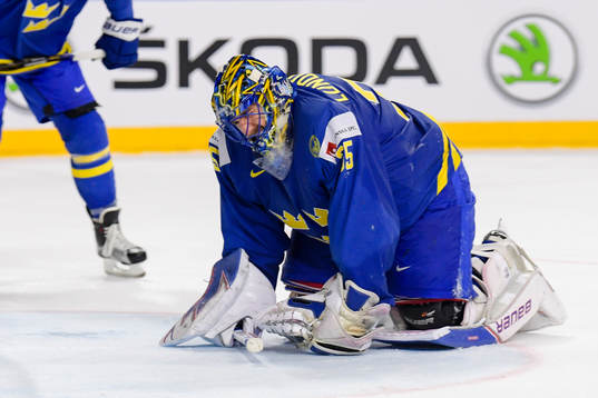 Sveriges målvakt Henrik Lundqvist har ont