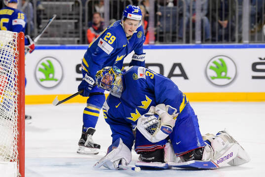 Sveriges målvakt Henrik Lundqvist har ont