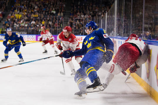 Sveriges Jonas Brodin undviker en tackling från Danmarks